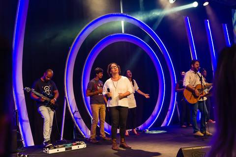 Adoração ao Todo Poderoso na Igreja Missão Praia da Costa pelo fotógrafo Douglas Maia'