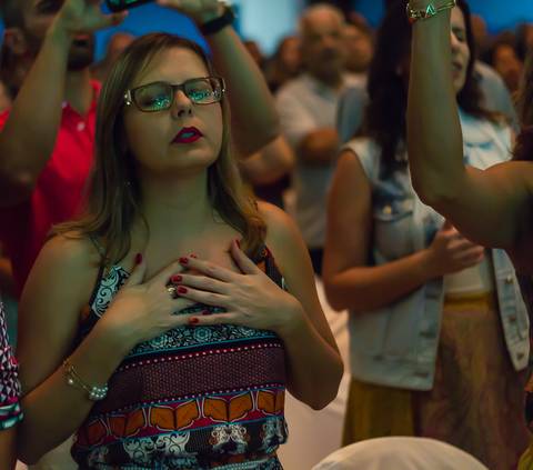 Mulher adorando a Deus na Igreja Missão Praia da Costa pelo fotógrafo Douglas Maia'