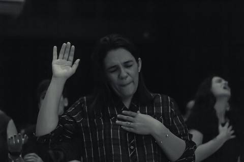 Conectada com Deus na Igreja Missão Praia da Costa pelo fotógrafo Douglas Maia'