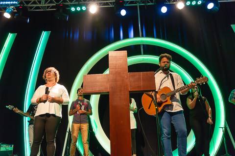 Levitas no altar na Igreja Missão Praia da Costa pelo fotógrafo Douglas Maia'