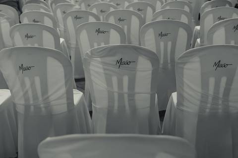 Cadeiras especiais Igreja Missão Praia da Costa pelo fotógrafo Douglas Maia'