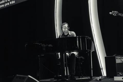 Louvor com piano na Igreja Missão Praia da Costa pelo fotógrafo Douglas Maia'