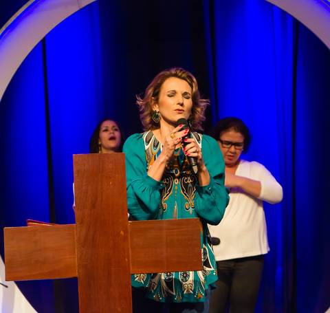 Pastora orando na Igreja Missão Praia da Costa pelo fotógrafo Douglas Maia'