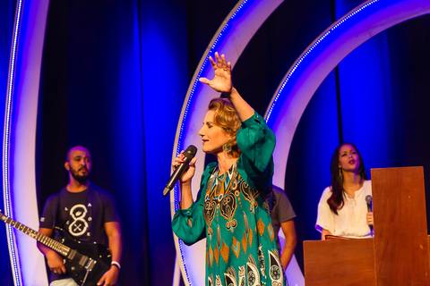 Oração na Igreja Missão Praia da Costa pelo fotógrafo Douglas Maia'