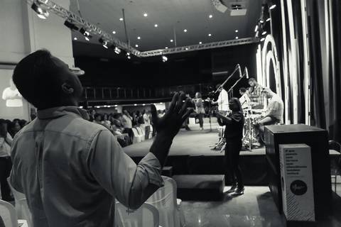 Igreja Missão Praia da Costa orando pelo fotógrafo Douglas Maia'