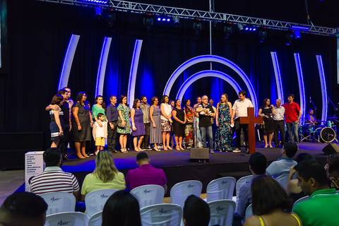 Família reunida para apresentação de menina ao Senhor na Igreja Missão Praia da Costa pelo fotógrafo Douglas Maia'