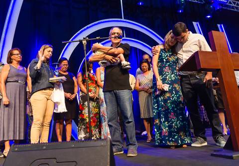 Criança é ungida na Igreja Missão Praia da Costa pelo fotógrafo Douglas Maia'