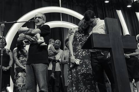 Criança recebe oração na Igreja Missão Praia da Costa pelo fotógrafo Douglas Maia'