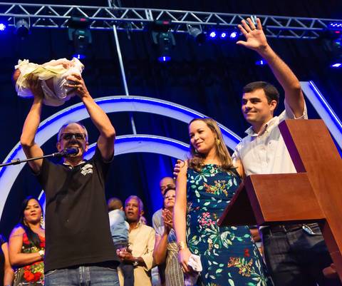 Criança é levantada e apresentada a Deus na Igreja Missão Praia da Costa pelo fotógrafo Douglas Maia'