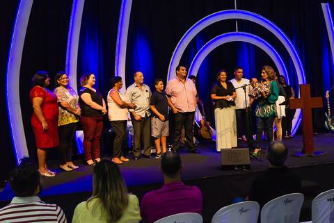 Família reunida para apresentação de criança na Igreja Missão Praia da Costa pelo fotógrafo Douglas Maia'
