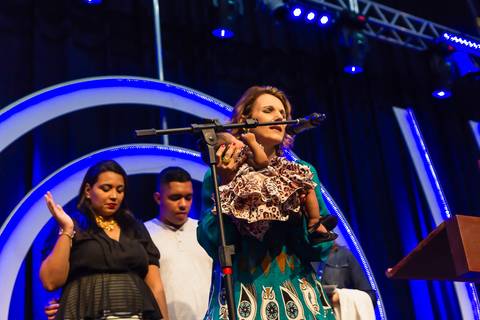 Pastora ora por menina na Igreja Missão Praia da Costa pelo fotógrafo Douglas Maia'