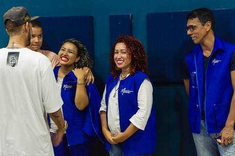 Equipe feliz da Igreja Missão Praia da Costa pelo fotógrafo Douglas Maia'