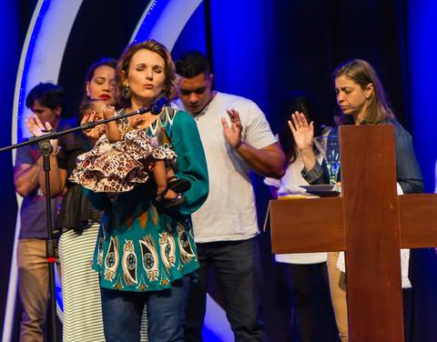 Criança recebe oração na Igreja Missão Praia da Costa pelo fotógrafo Douglas Maia'