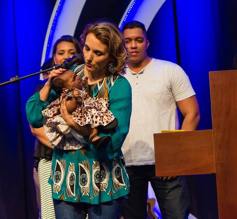 Pastora ungi menina na Igreja Missão Praia da Costa pelo fotógrafo Douglas Maia'