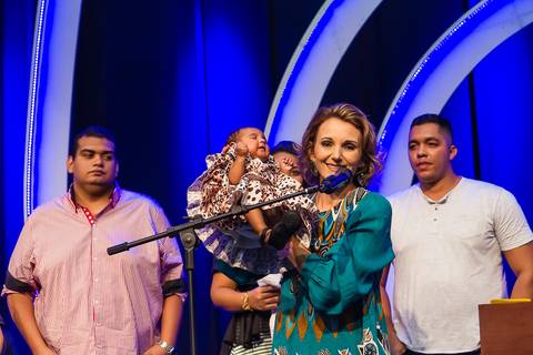 Pastora com menina Igreja Missão Praia da Costa pelo fotógrafo Douglas Maia'