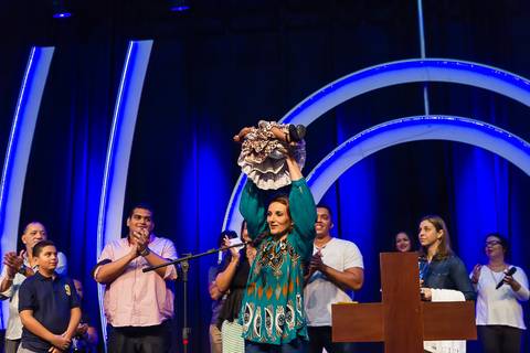 Pastora levanta menina e apresenta a Deus na Igreja Missão Praia da Costa pelo fotógrafo Douglas Maia'