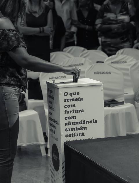 Dízimos e ofertas na Igreja Missão Praia da Costa pelo fotógrafo Douglas Maia'