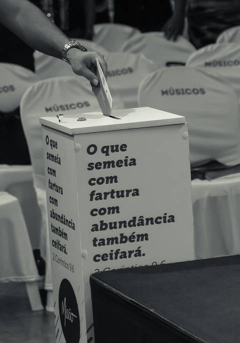 Ofertando na Igreja Missão Praia da Costa pelo fotógrafo Douglas Maia'