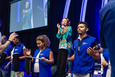 Orando pelos dízimos e ofertas na Igreja Missão Praia da Costa pelo fotógrafo Douglas Maia'