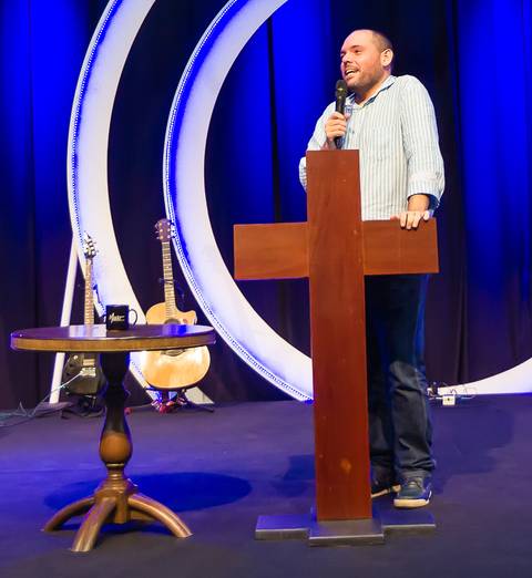 Momento da palavra na Igreja Missão Praia da Costa pelo fotógrafo Douglas Maia'