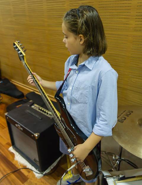 Menina tocando instrumento na Igreja Missão Praia da Costa pelo fotógrafo Douglas Maia'