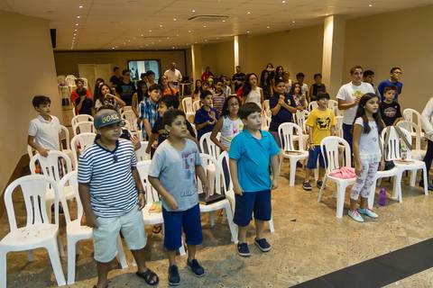 Crianças louvam a Deus na Igreja Missão Praia da Costa pelo fotógrafo Douglas Maia'