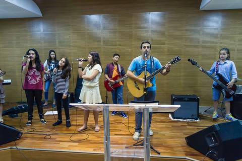 Louvor das crianças na Igreja Missão Praia da Costa pelo fotógrafo Douglas Maia'
