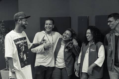 Amigos sorrindo na Igreja Missão Praia da Costa pelo fotógrafo Douglas Maia'