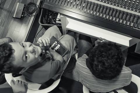 Meninos na mesa de som Igreja Missão Praia da Costa pelo fotógrafo Douglas Maia'