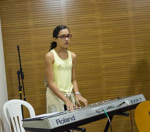 Menina tocando teclado no culto das crianças na Igreja Missão Praia da Costa pelo fotógrafo Douglas Maia'