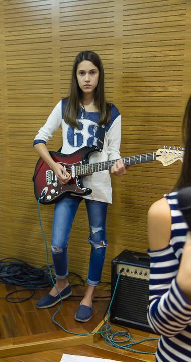 Garota tocando instrumento no culto das crianças na Igreja Missão Praia da Costa pelo fotógrafo Douglas Maia'