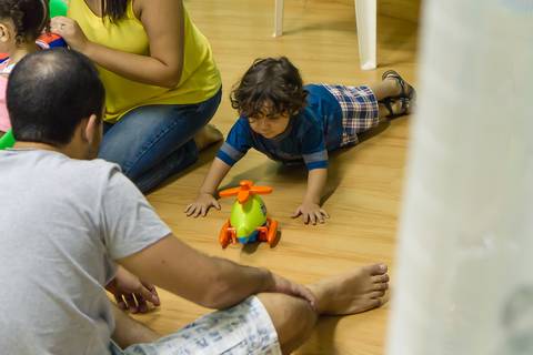 Menino brincando na salinha Igreja Missão Praia da Costa pelo fotógrafo Douglas Maia'