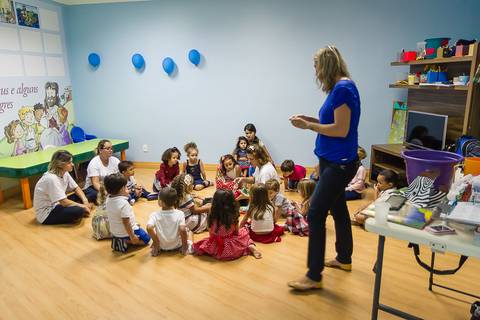 Crianças brincando na salinha Igreja Missão Praia da Costa pelo fotógrafo Douglas Maia'