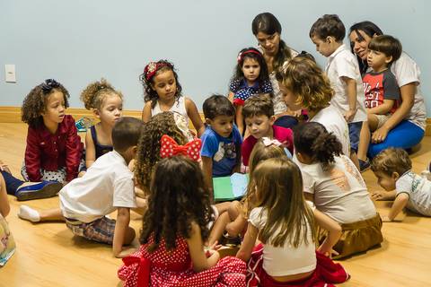 Crianças se divertindo na salinha Igreja Missão Praia da Costa pelo fotógrafo Douglas Maia'