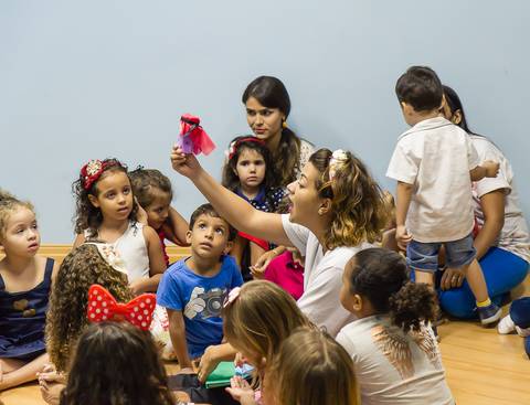 Crianças escutando histórias na salinha Igreja Missão Praia da Costa pelo fotógrafo Douglas Maia'