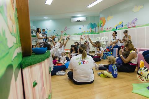 Bebês na salinha Igreja Missão Praia da Costa pelo fotógrafo Douglas Maia'