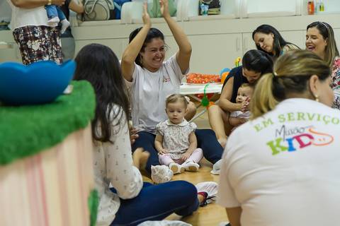 Bebês felizes na Igreja Missão Praia da Costa pelo fotógrafo Douglas Maia'