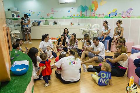 Bebês brincando na salinha das crianças Igreja Missão Praia da Costa pelo fotógrafo Douglas Maia'