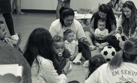 Orando com os bebês na salinha Igreja Missão Praia da Costa pelo fotógrafo Douglas Maia'
