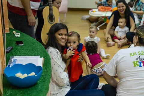Menininha na sala das crianças na Igreja Missão Praia da Costa pelo fotógrafo Douglas Maia'