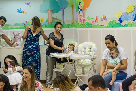 Luciana com Nicolas na salinha Igreja Missão Praia da Costa pelo fotógrafo Douglas Maia'