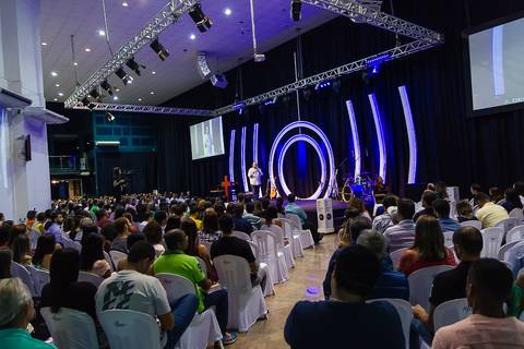 Culto Igreja Missão Praia da Costa pelo fotógrafo Douglas Maia'