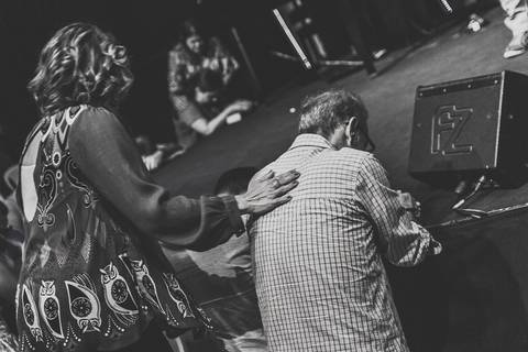 Orando de joelhos no altar Igreja Missão Praia da Costa pelo fotógrafo Douglas Maia'