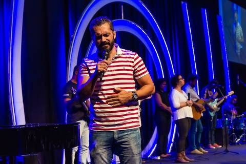 Oração Igreja Missão Praia da Costa pelo fotógrafo Douglas Maia'