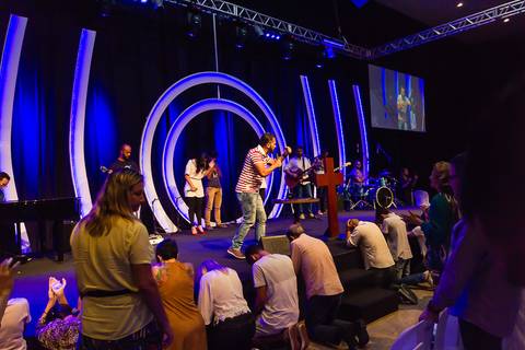 De joelhos no altar na Igreja Missão Praia da Costa pelo fotógrafo Douglas Maia'