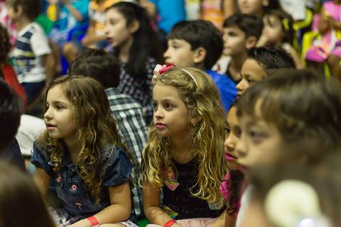 Meninas assistindo o Grupo Joy na Igreja Missão Praia da Costa pelo fotógrafo Douglas Maia'