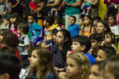 Crianças atentas ao Grupo Joy na Igreja Missão Praia da Costa pelo fotógrafo Douglas Maia'