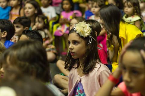 Menina assiste apresentação do Grupo Joy na Igreja Missão Praia da Costa pelo fotógrafo Douglas Maia'