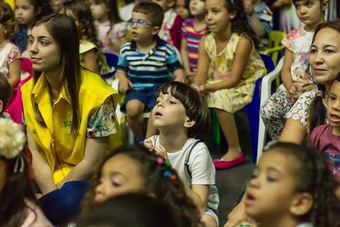 Crianças assistem grupo Joy na Igreja Missão Praia da Costa pelo fotógrafo Douglas Maia'