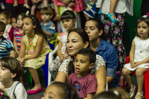 Menino concentrado na apresentação do grupo Joy na Igreja Missão Praia da Costa pelo fotógrafo Douglas Maia'